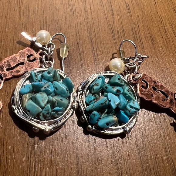 Real crushed turquoise earrings. Metal colour w/ brass, cowboy, boot, and pearl. - Picture 7 of 12